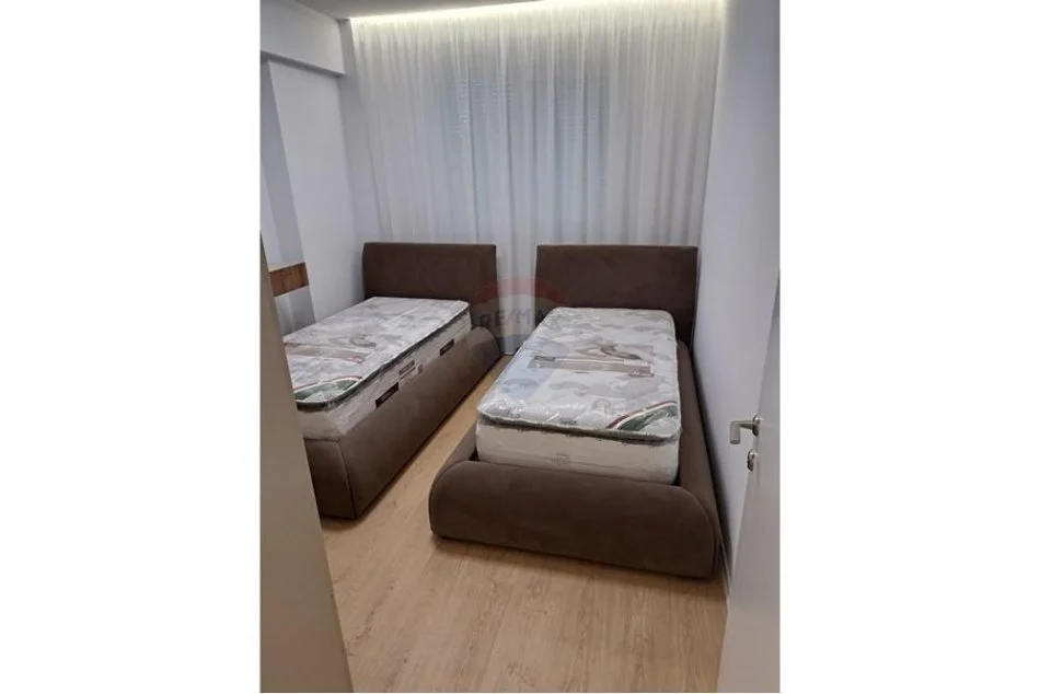 Tirane, jepet me qera apartament 2+1+Ballkon Kati 1, 160 m² 1.000 € (Kompleksi FZ)