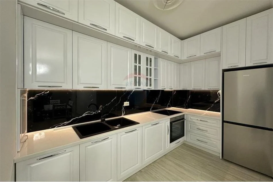 Tirane, jepet me qera apartament 2+1+Ballkon Kati 4, 105 m² 600 € (Fusha e Aviacionit)