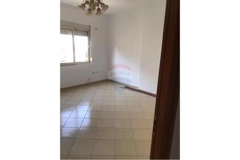 jepet me qera apartament 2+1 , 116 m² 600 € (Komuna e Parisit)