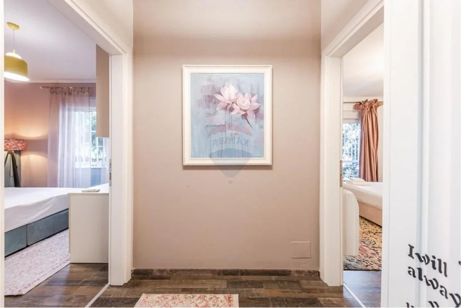 Tirane, jepet me qera apartament 2+1 , 950 € (Liqeni i Thate)