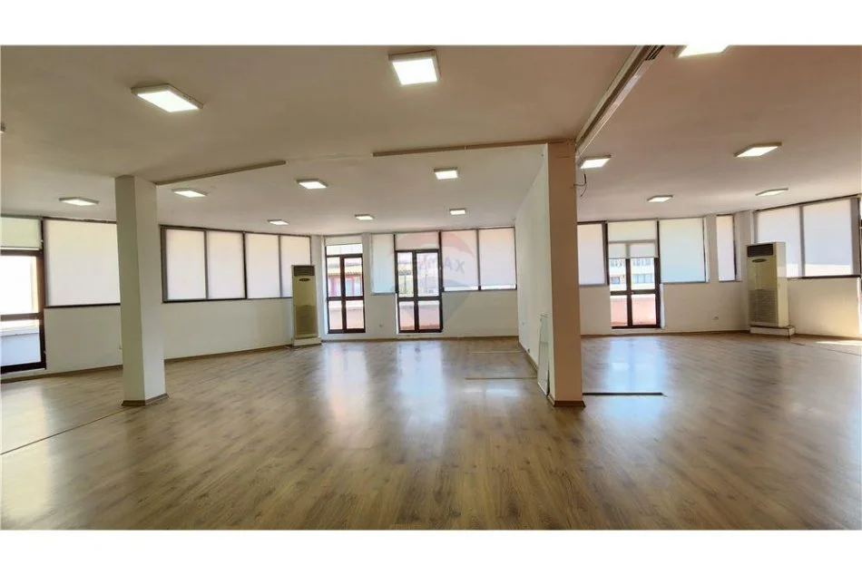 Tirane, jepet me qera ambjent biznesi Kati 8, 340 m² 3.400 € (Bllok, Rruga Ismail Qemali)