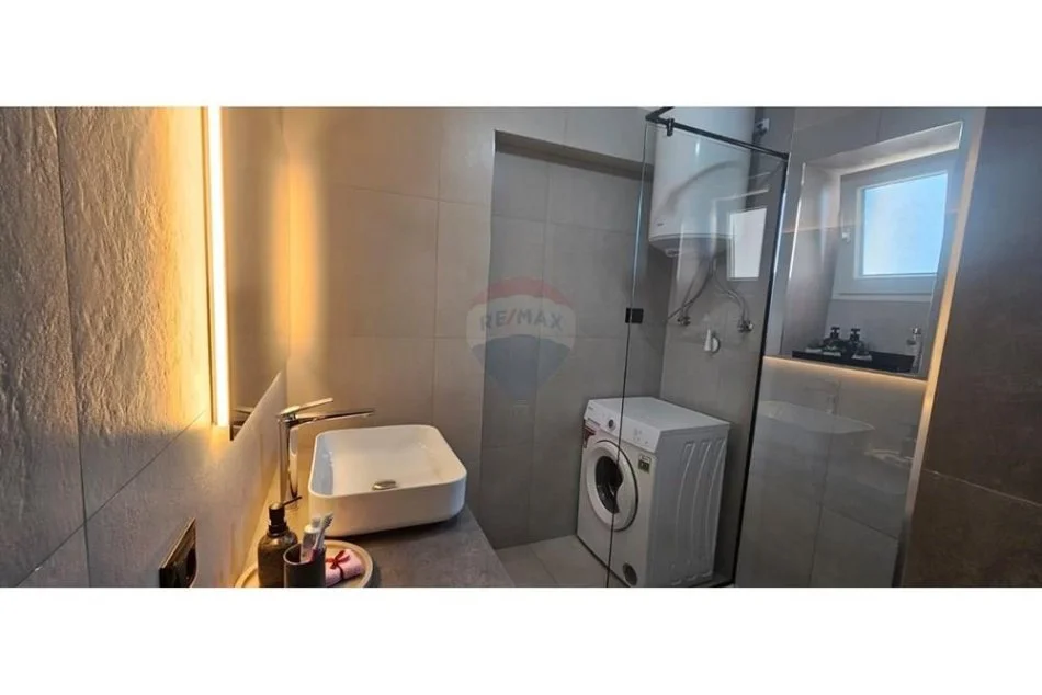 Tirane, jepet me qera apartament 1+1 , 500 € (Kinostudio)
