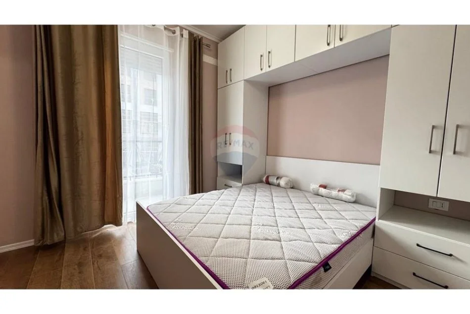 Tirane, jepet me qera apartament 1+1 , 420 € (Porcelan)