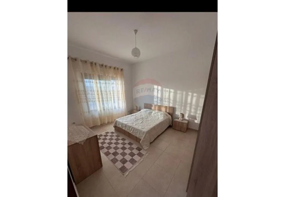 Tirane, jepet me qera apartament 1+1 , 350 € (Kinostudio)