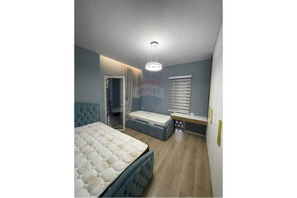 Tirane, jepet me qera apartament 2+1 , 800 € (Qendra Emerald)