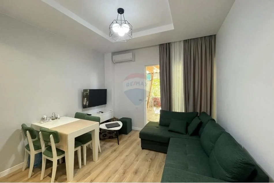 Tirane, shitet 4+1+Aneks+Ballkon , (Komuna e Parisit)