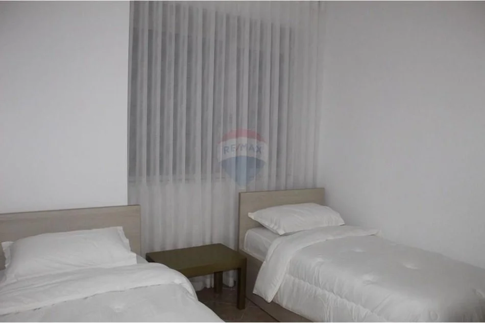 Tirane, jepet me qera apartament 2+1 , 600 € (Rruga e Dibres)
