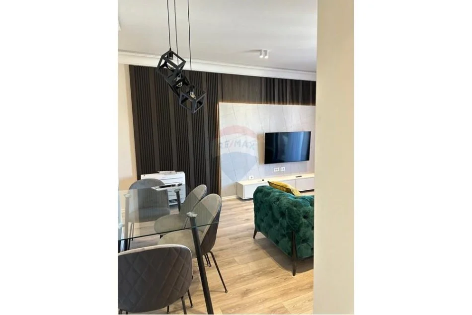 Tirane, jepet me qera 2+1+Ballkon , 120 m² 1.500 € (Rruga e Kavajes)