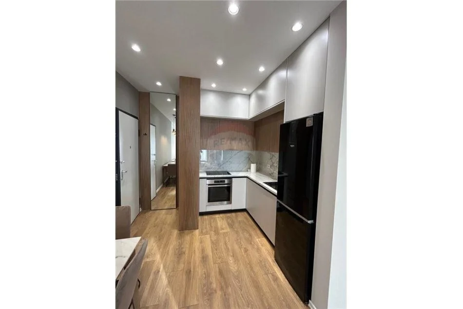 Tirane, jepet me qera apartament 1+1 , 1.000 € (Rruga e Kavajes)