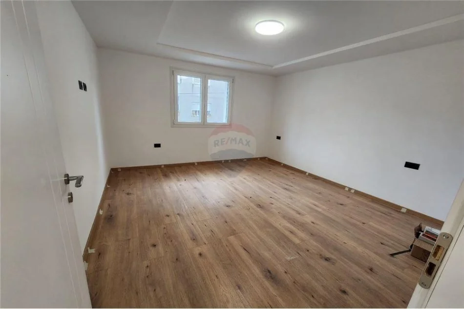 Tirane, jepet me qera apartament 3+1 Kati 2, 140 m² 850 € (Rruga Pjeter Budi)
