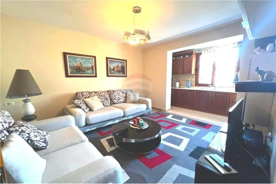 Tirane, jepet me qera apartament 2+1 Kati 4, 65 m² 500 € (Rruga Ferit Xhajko - Ish-Restorant Durresi)