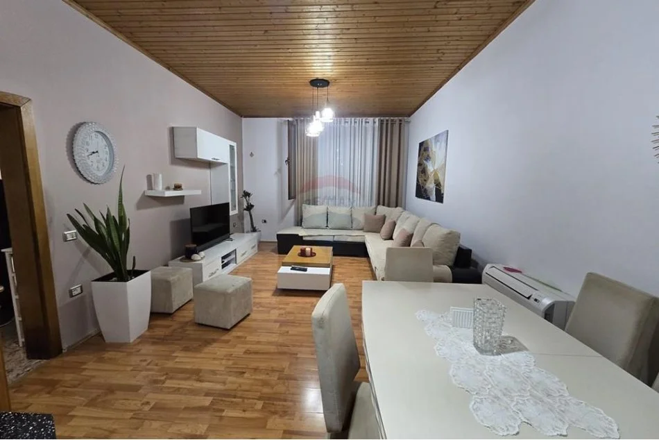 Tirane, jepet me qera Vile , 550 € (Yzberisht)
