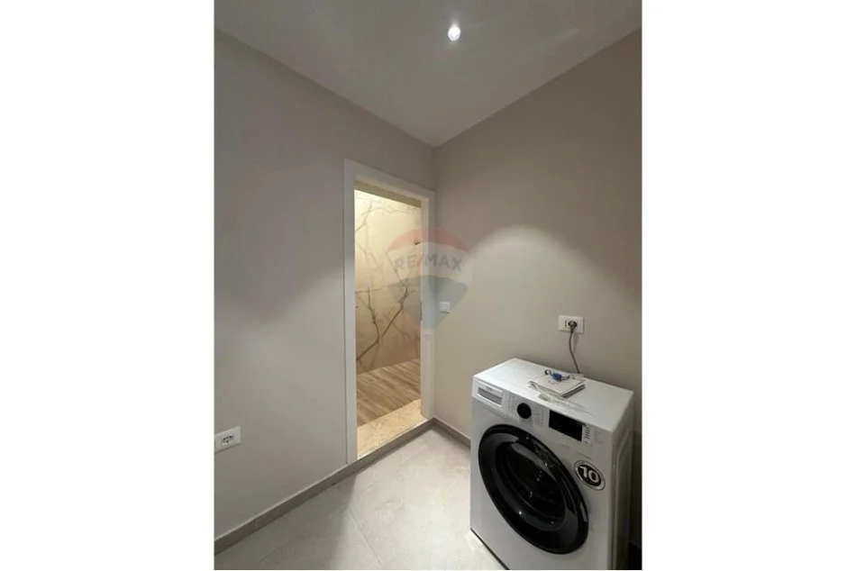 Tirane, jepet me qera apartament 1+1 , 400 € (Sauk)