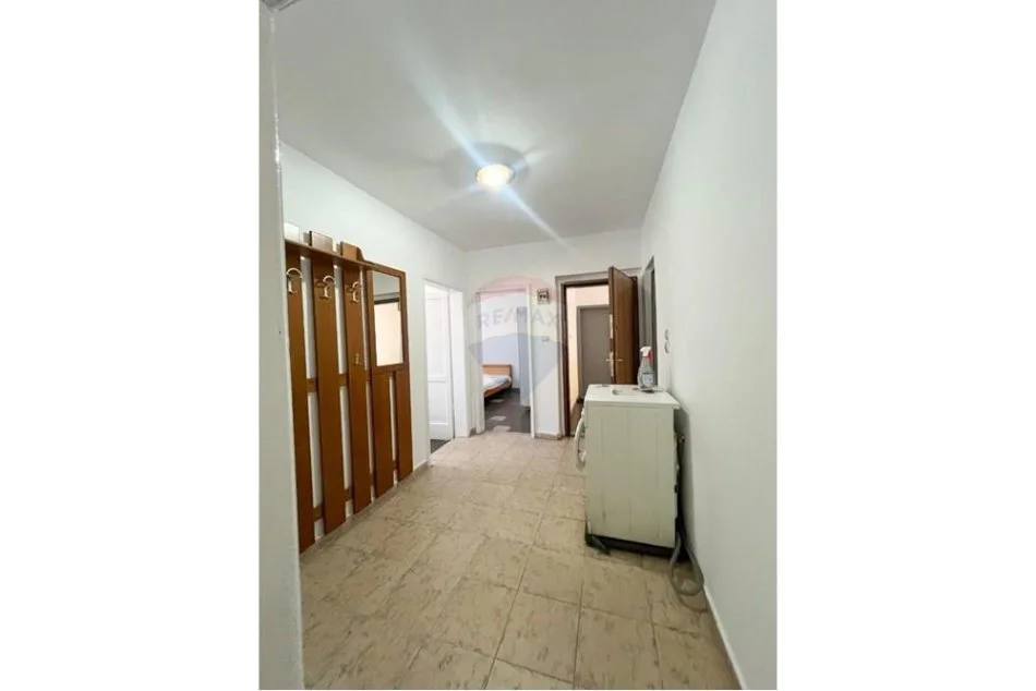 Tirane, jepet me qera apartament 3+1 , 450 € (Selvia)