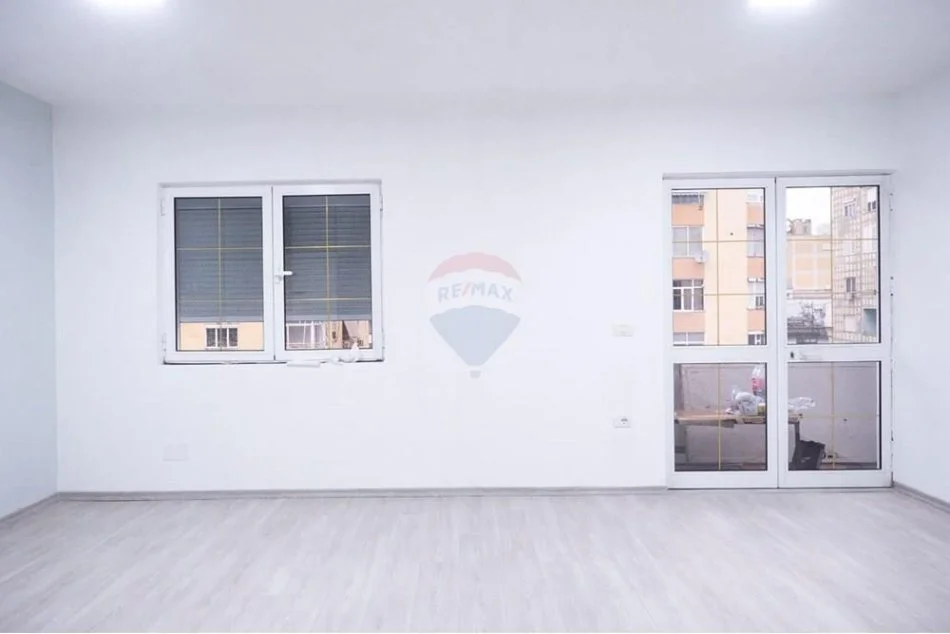 Tirane, jepet me qera ambjent biznesi , 1.000 € (Sheshi Wilson)