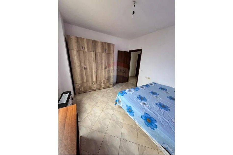 Tirane, jepet me qera apartament 2+1 , 500 € (Komuna e Parisit)