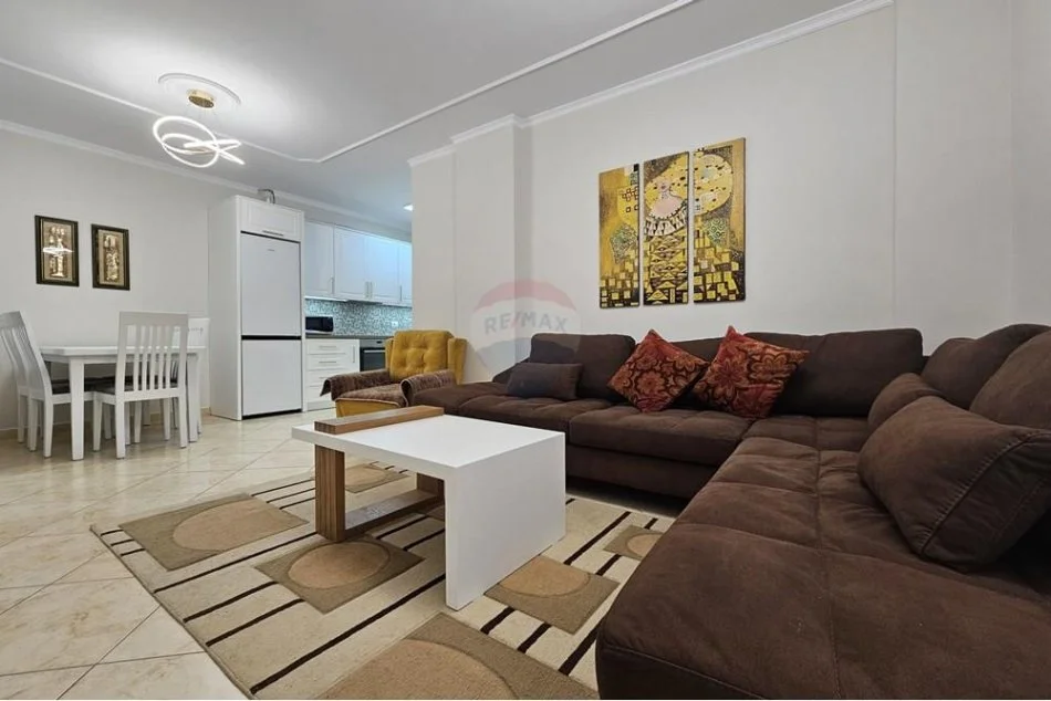 Tirane, jepet me qera apartament 2+1 , 800 € (Myslym Shyri)