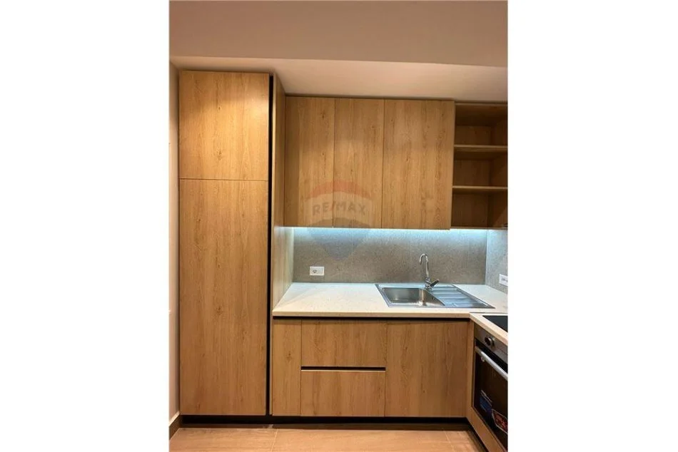 Tirane, jepet me qera apartament 1+1 , 550 € (Medreseja)
