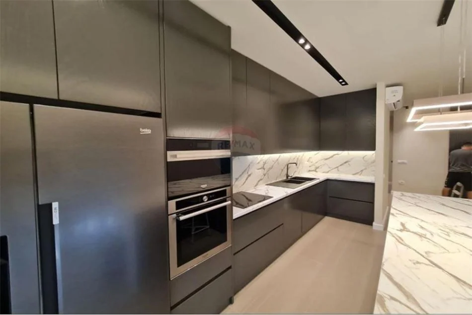 Tirane, jepet me qera 3+1+Ballkon Kati 1, 190 m² 1.800 € (Liqeni i thate)