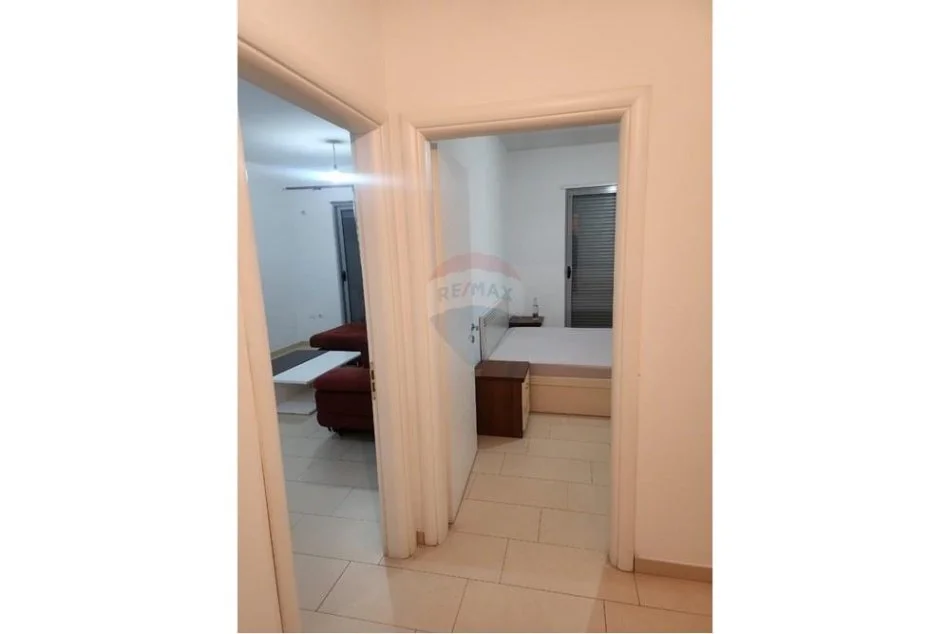 Tirane, jepet me qera apartament 1+1 , 400 € (Astir)