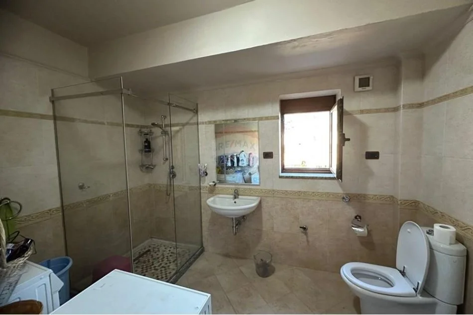 Tirane, jepet me qera apartament 2+1 , 500 € (Xhamllik)