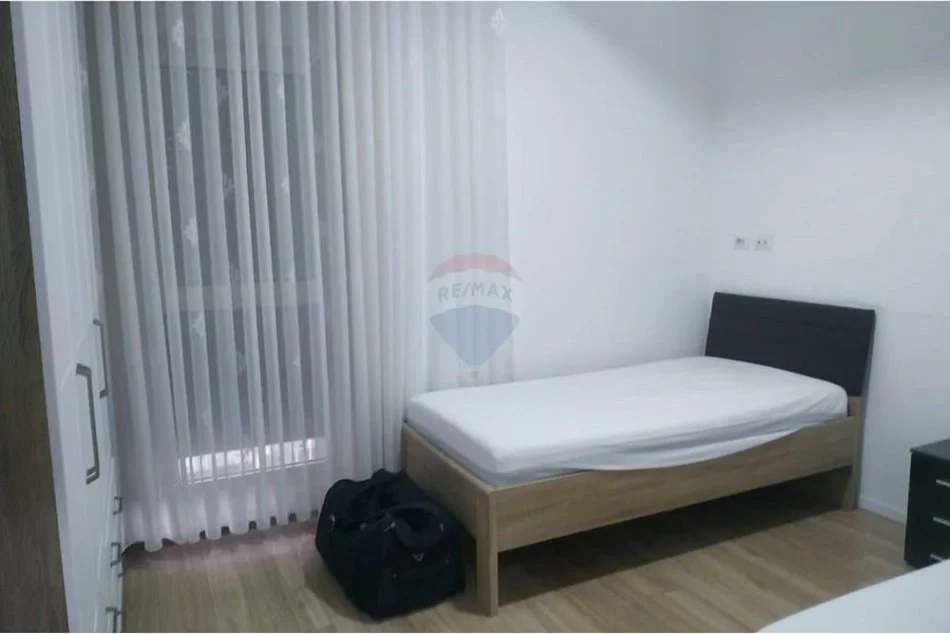 Tirane, jepet me qera apartament 1+1 , 450 € (Jordan Misja)