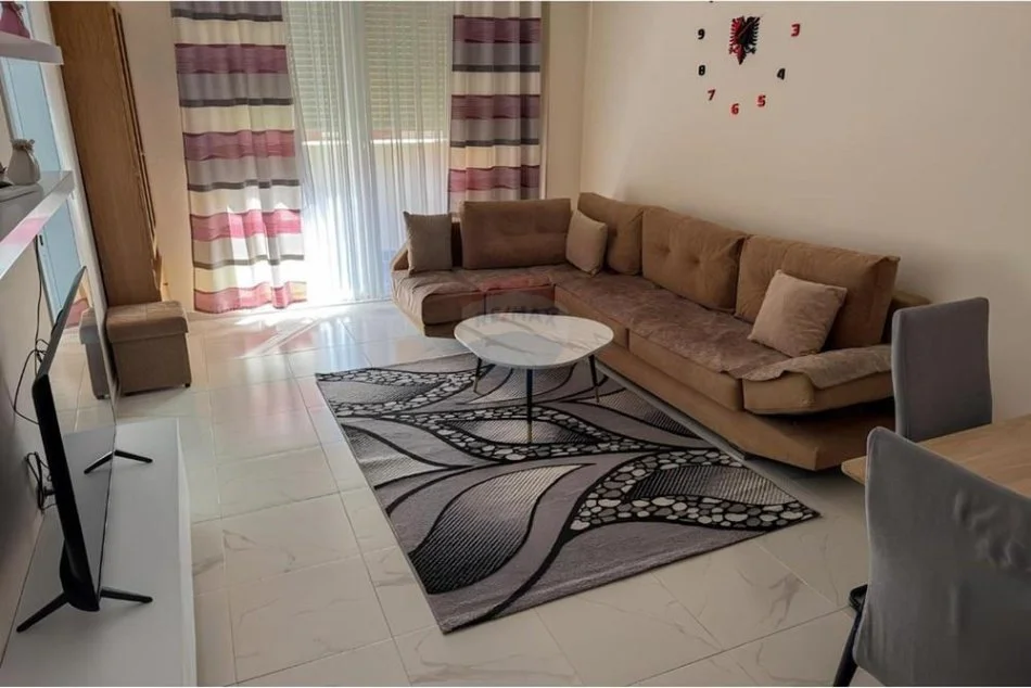 Tirane, jepet me qera apartament 1+1 , 66 m² 450 € (Spitali Amerikan 3)