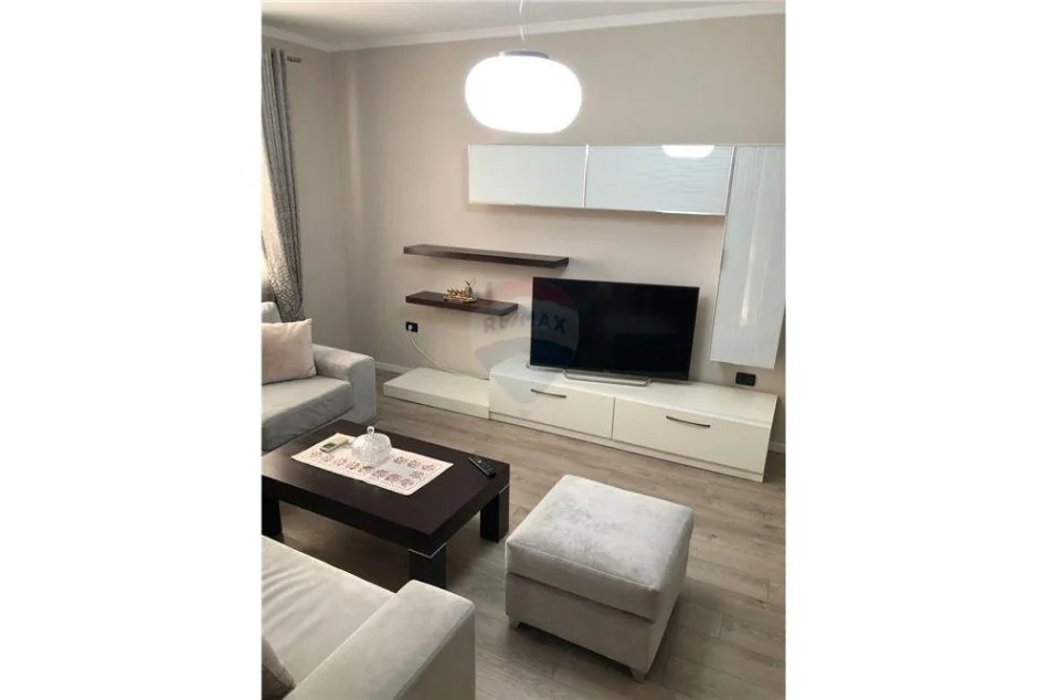 Tirane, jepet me qera apartament 2+1 , 650 € (Komuna e Parisit)