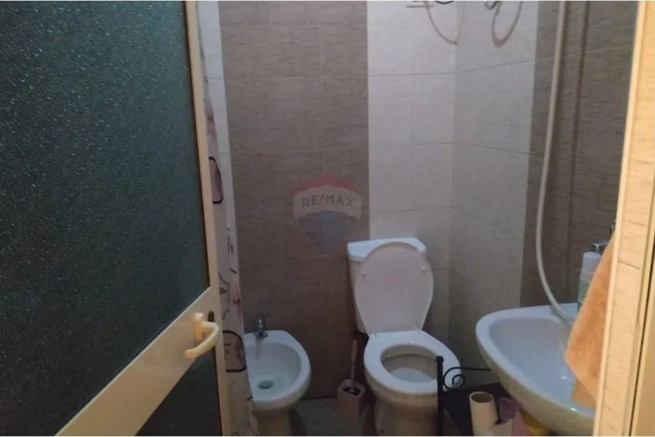 Tirane, jepet me qera apartament , 350 € (Rruga e Durresit)
