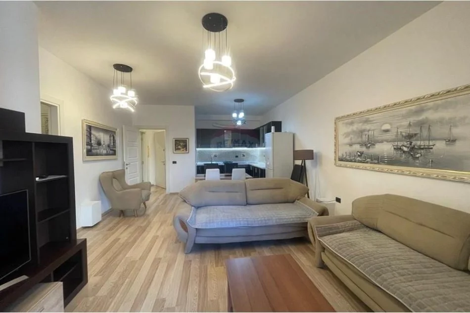 Tirane, jepet me qera apartament 2+1 , 750 € (Rruga e Kosovareve)