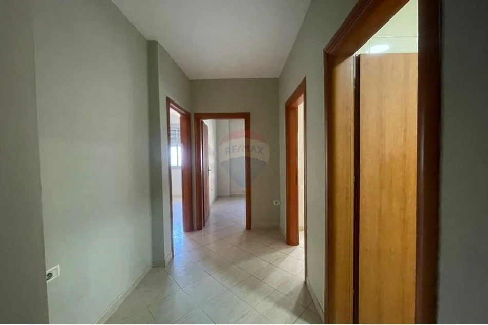 Tirane, jepet me qera zyre , 400 € (Rruga e Kavajes)