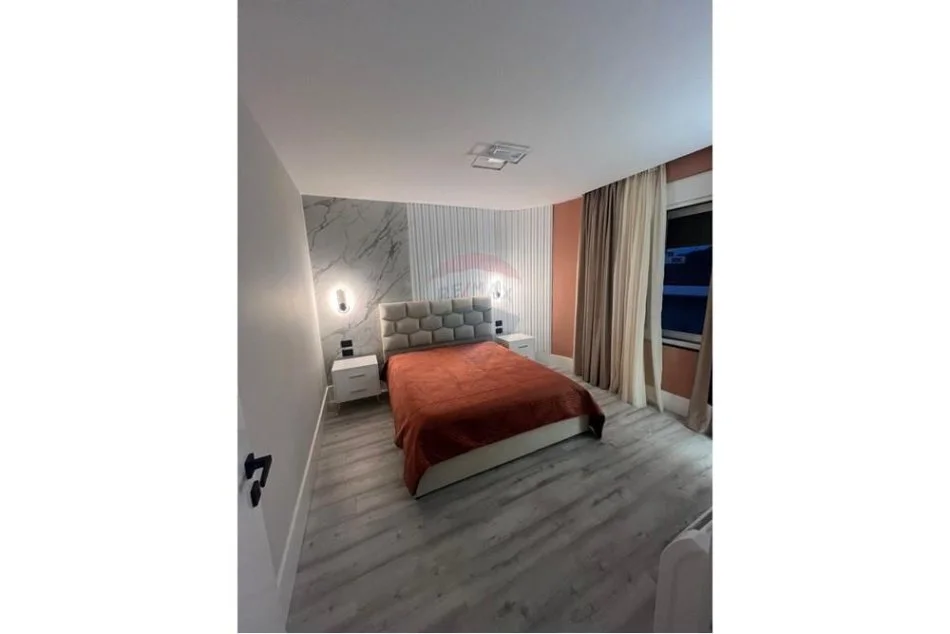 Tirane, jepet me qera apartament 2+1 , 135 m² 2.000 € (bllok, triane)