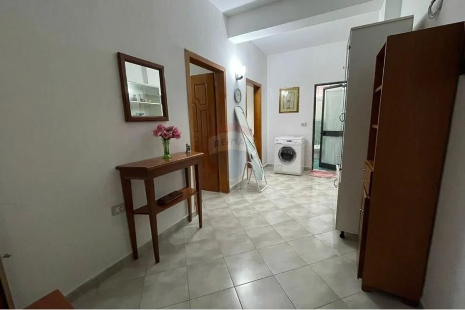 Tirane, jepet me qera apartament 2+1 Kati 1, 80 m² 500 € (21 Dhjetori, Shqipëri)