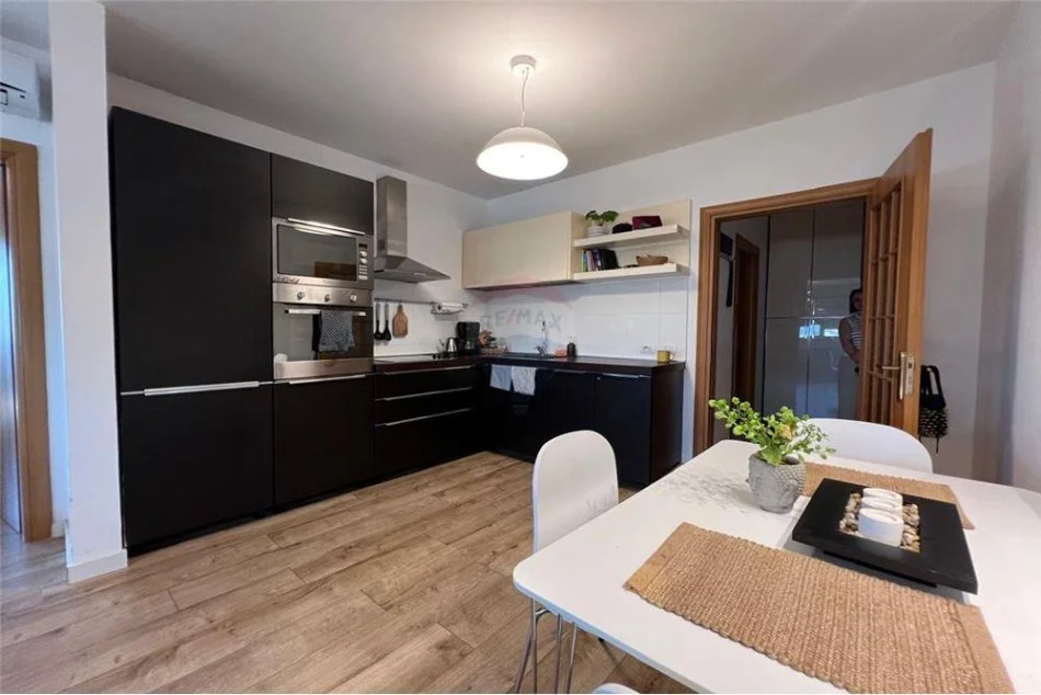 Tirane, jepet me qera apartament 1+1 Kati 6, 65 m² 700 € (Rruga Sulejman Delvina - Tirana e Re - Stadiumi Dinamo, Shqipëri)