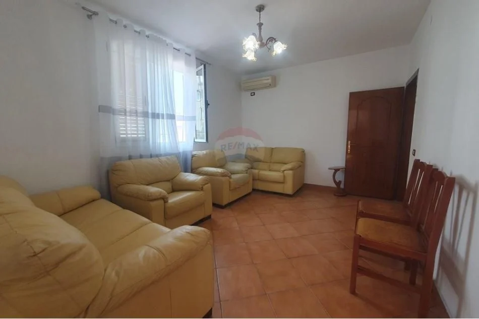Tirane, jepet me qera apartament 3+1 Kati 5, 120 m² 550 € (Liceu Artistik - Drejtoria e Higjenës, Shqipëri)