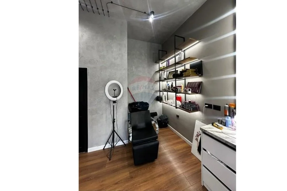 Tirane, jepet me qera dyqan Kati 0, 40 m² 370 € (vasil shanto)