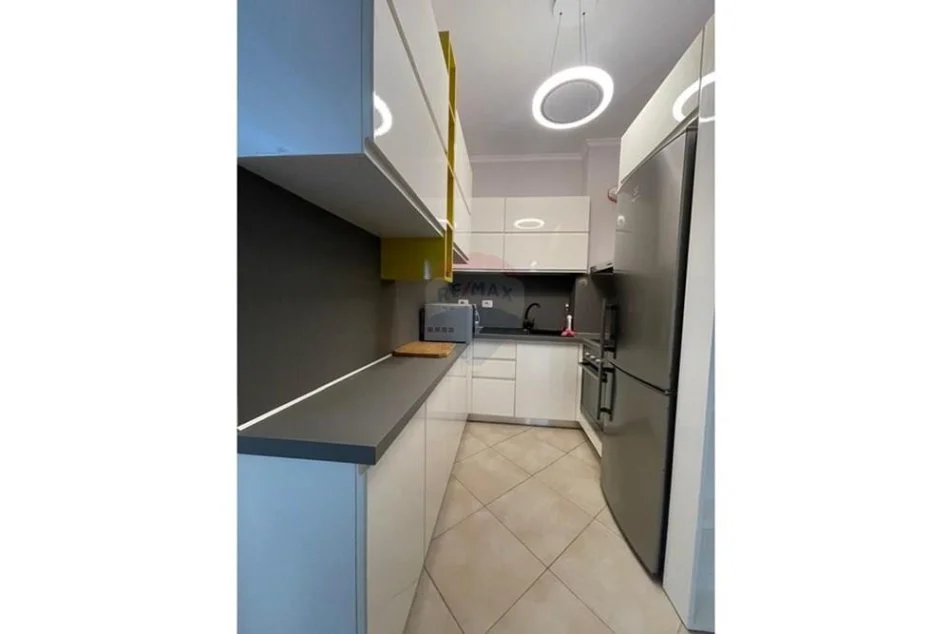 Tirane, jepet me qera apartament 2+1 Kati 3, 89 m² 700 € (Komuna e Parisit - Eleonora)