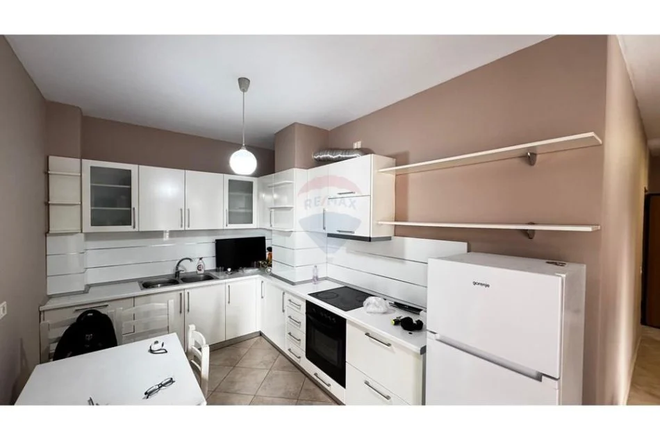 jepet me qera apartament 3+1 , 120 m² 800 € (Stacioni i Trenit)