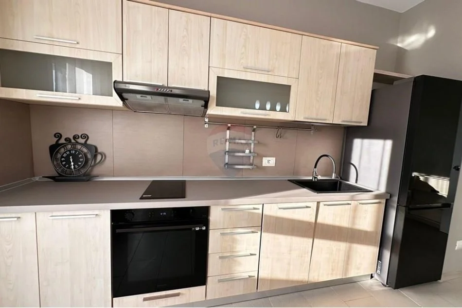 Tirane, jepet me qera apartament 1+1 Kati 5, 85 m² 800 € (Myslym Shyri)