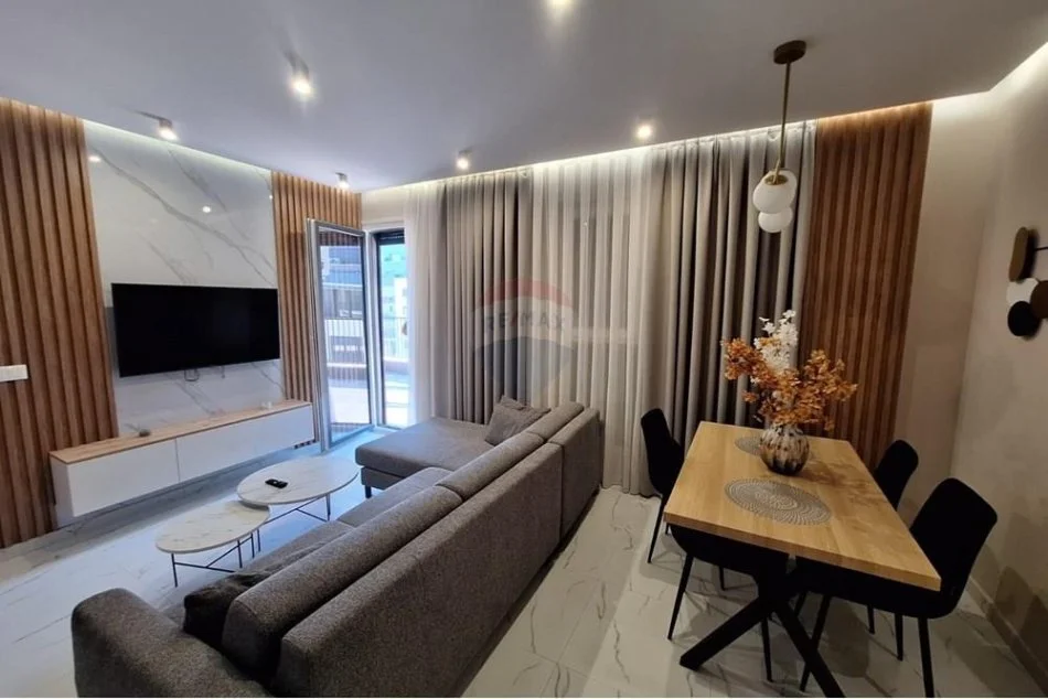 Tirane, jepet me qera apartament 2+1+Ballkon Kati 8, 100 m² 800 € (don bosko)