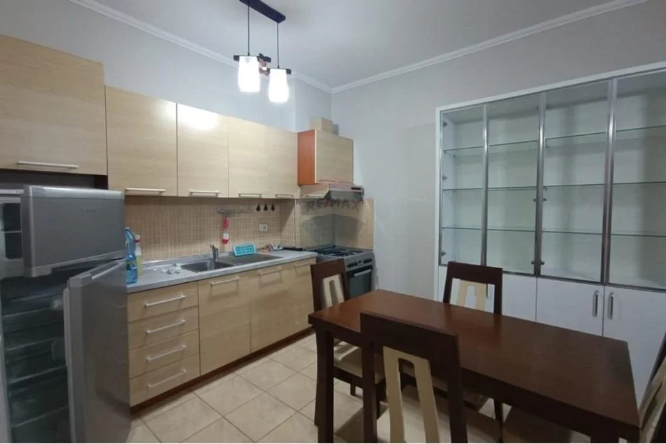 Tirane, jepet me qera apartament 1+1 Kati 3, 67 m² (rruga e barrikadave)