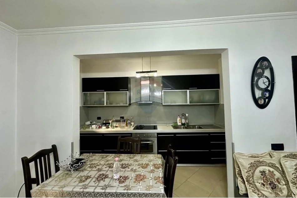 Tirane, jepet me qera apartament 1+1 Kati 2, 120 m² 550 € (21 Dhjetori, Shqipëri)