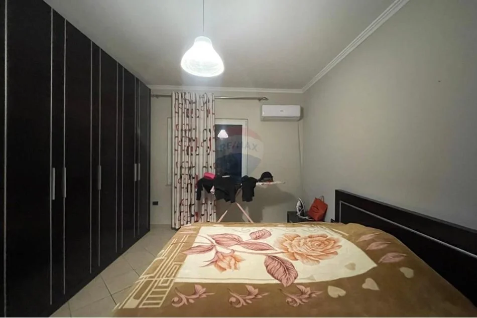 Tirane, jepet me qera 2+1 Kati 3, 105 m² 650 € (Apartament 2+1+2 me qira te Komuna e Parisit!)