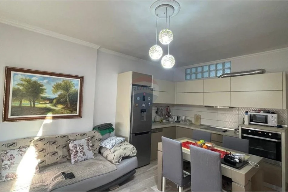 Tirane, jepet me qera apartament 1+1 , 70 m² (Ali Demi)