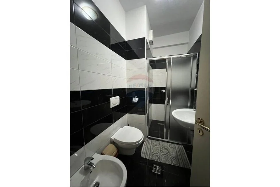 Tirane, jepet me qera apartament 2+1 , 88 m² 750 € (kompleksi deliorgj)