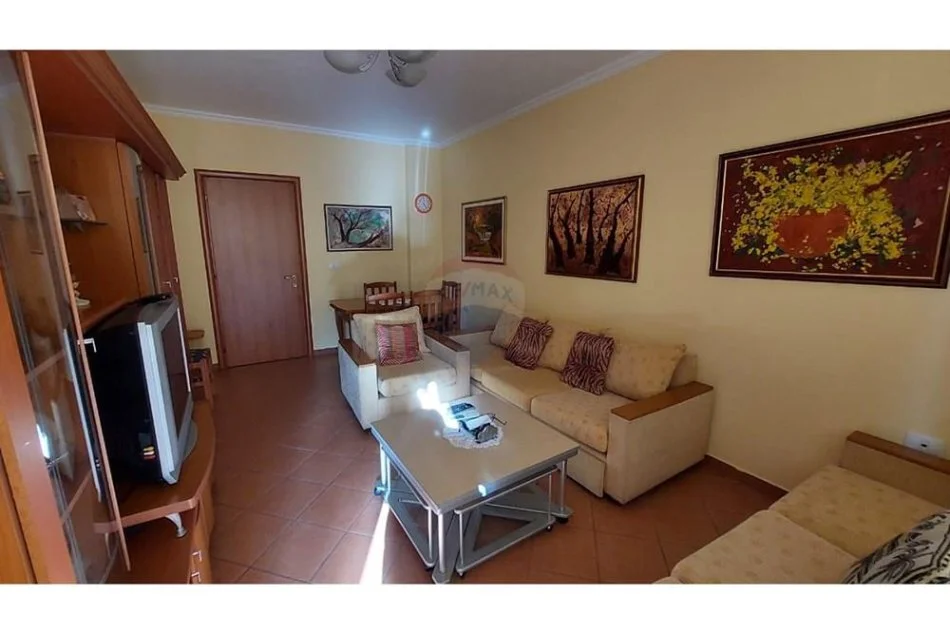Tirane, jepet me qera apartament 1+1 , 75 m² 600 € (bllok)