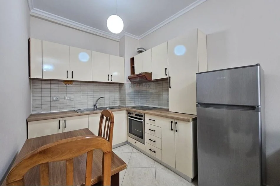 Tirane, jepet me qera apartament 1+1 Kati 4, 72 m² 500 € (Rruga Siri Kodra)