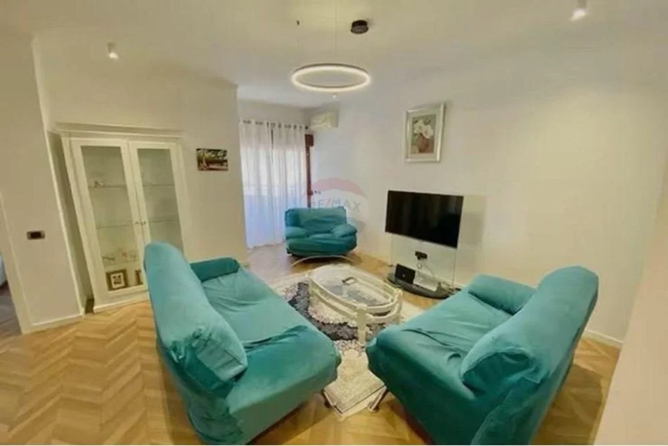 Tirane, jepet me qera 2+1+Ballkon Kati 9, 98 m² 800 € (Qender, 9 Katshet)