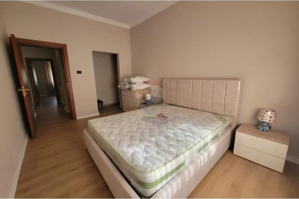 Tirane, jepet me qera apartament 1+1 Kati 5, 70 m² 700 € (Bllok, Pallatet Agimi)
