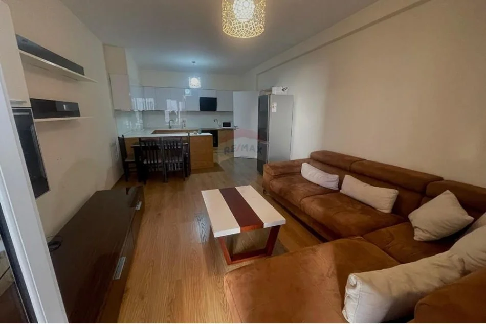 Tirane, jepet me qera apartament 2+1 Kati 2, 80 m² 550 € (rruga Bill Klinton)